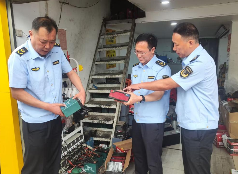 开云kaiyun湖北省十堰市市场监管局开展“五一”重点工业产品专项执法检查(图1)