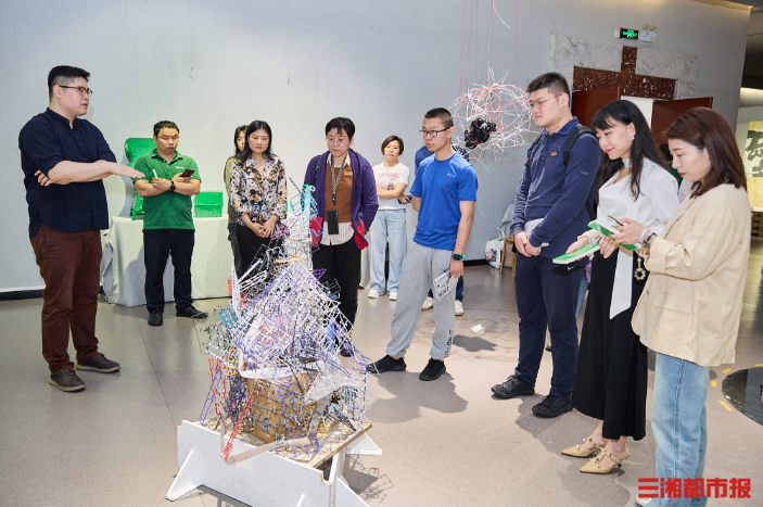 废弃奶茶杯变艺术作品这个有趣的展览让你了解“非塑料关系”(图1)