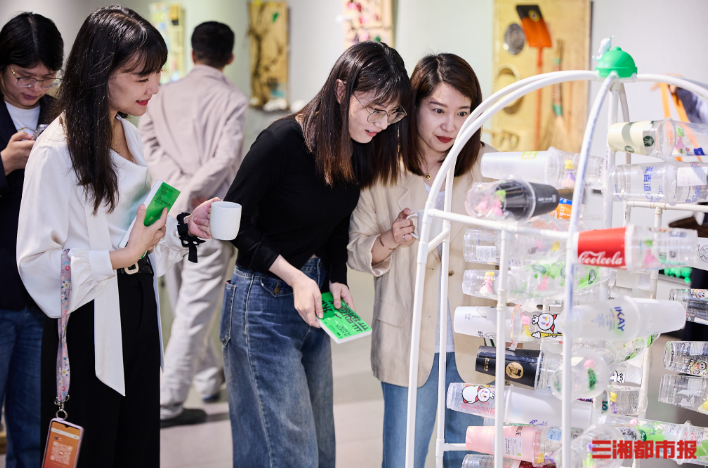 废弃奶茶杯变艺术作品这个有趣的展览让你了解“非塑料关系”(图2)