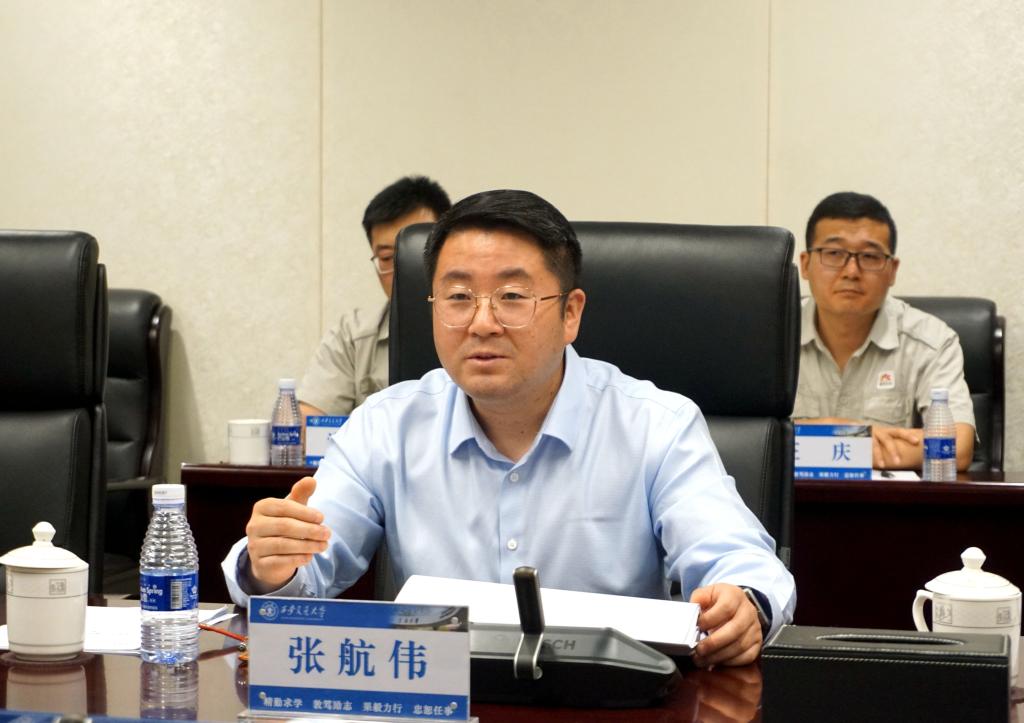 陕西延长石油西北橡胶有限责任公司党委书记、董事长张航伟一行来校交流(图2)