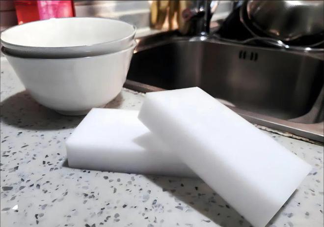 厨房常用的清洁海绵1克就能释放650万个微塑料！减少摄入记住5点(图1)