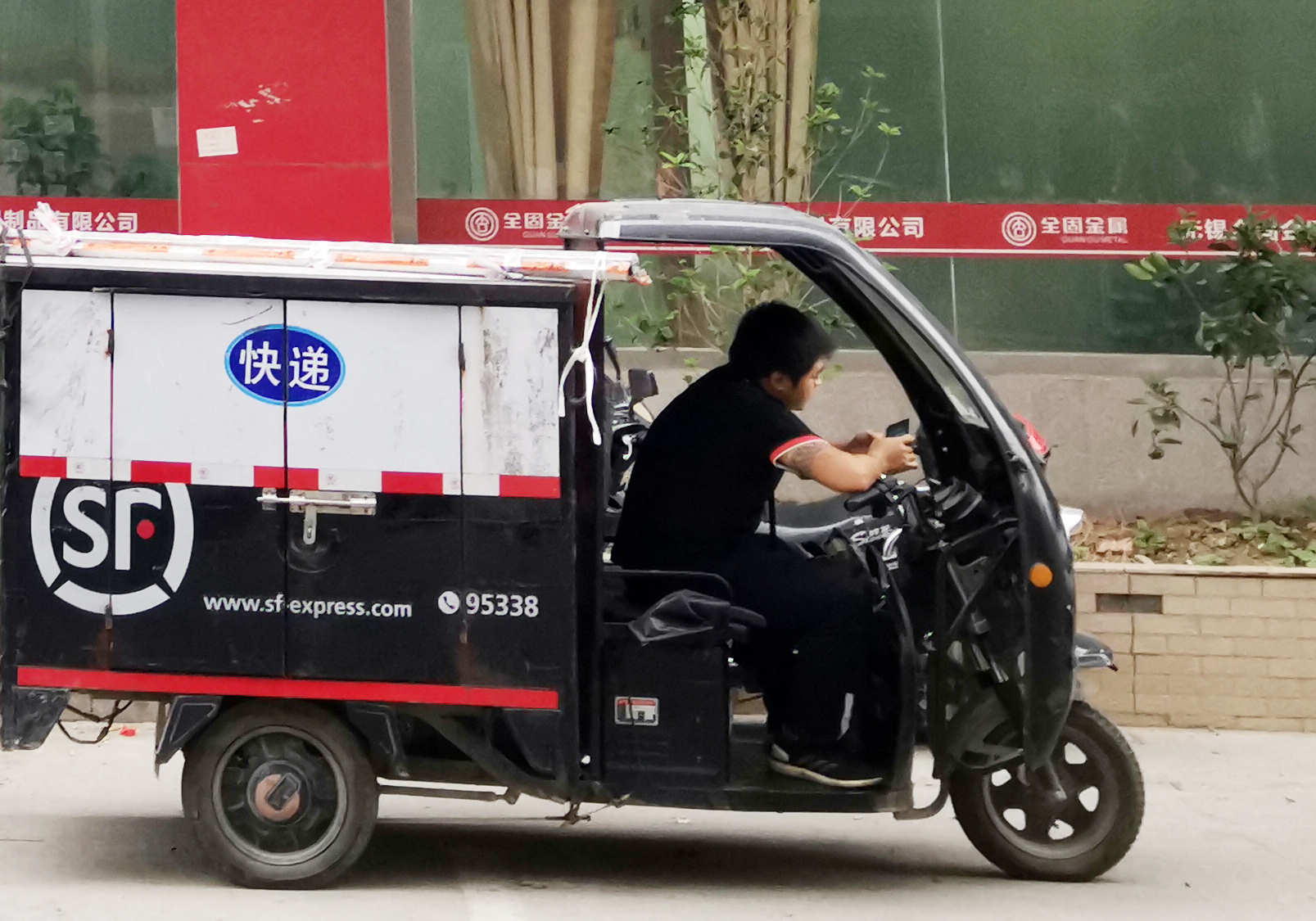 今日起施行快递擅自投驿站罚！快递员谈新规：打电话花费大量时间专家：把选择权还给用户(图1)